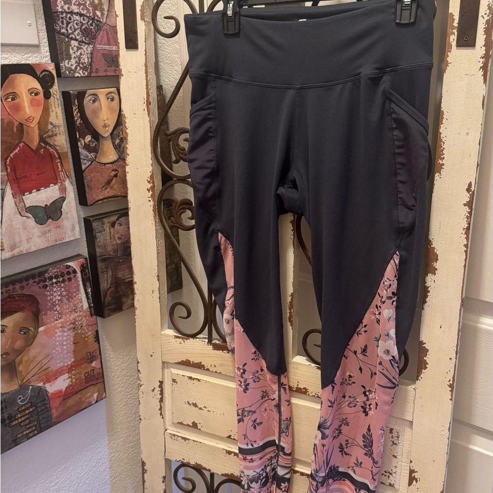 LIKE NEW FREE 2 B YOGA PANTS